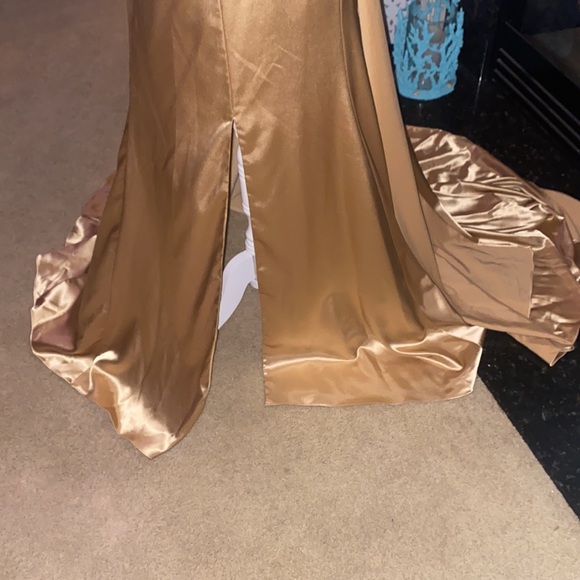 Absolutely positively gorgeous gold gown - Picture 2 of 6